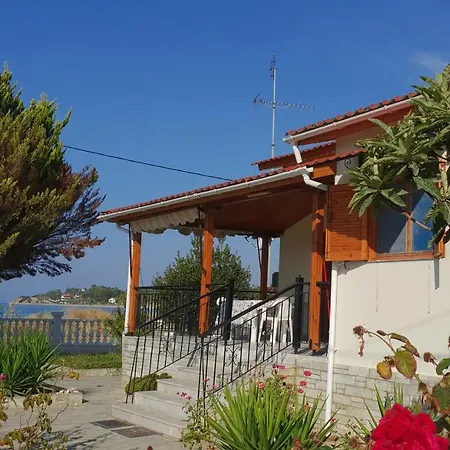 別荘 Halkidiki Seafront House Nea Kallikrateia